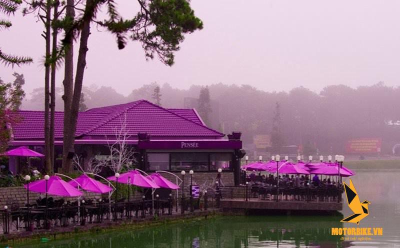 Nhà hàng Thanh Thủy nổi bật với màu tính bên cạnh Hồ Xuân Hương