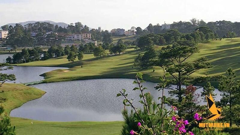 Sân golf Đồi Cù với view nhìn ra Hồ Xuân Hương