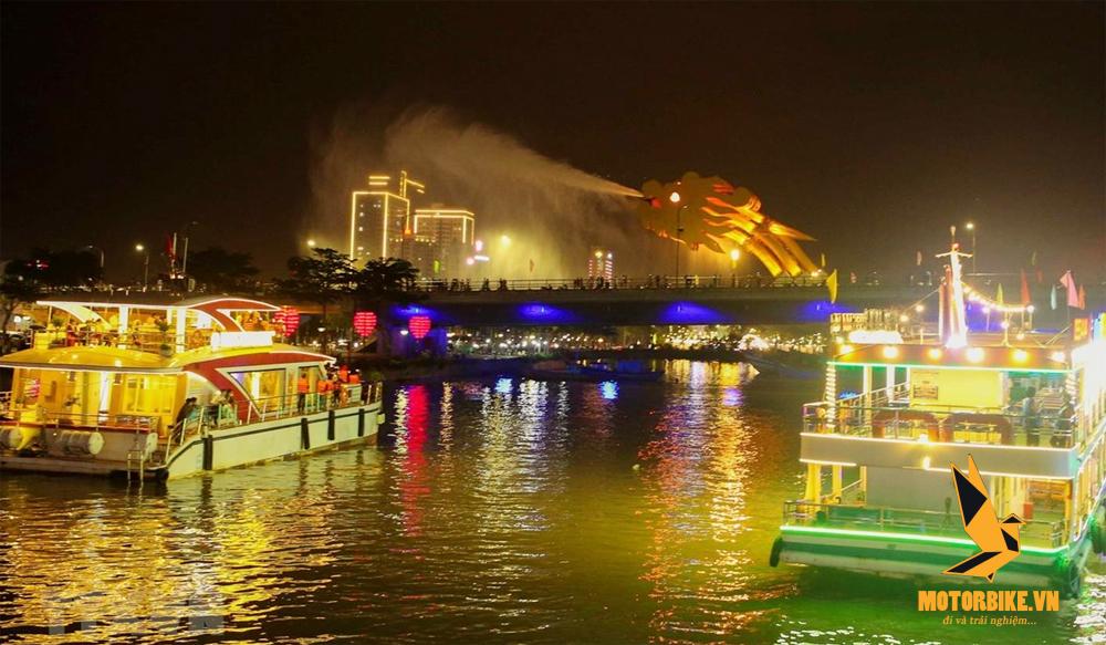Đi du thuyền sông Hàn Đà Nẵng vào cuối tuần bạn sẽ được ngắm cầu Rồng phun nước