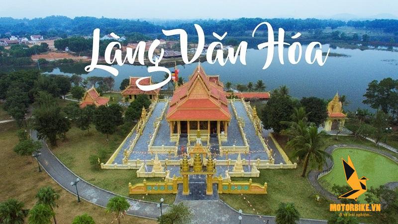 Làng văn hóa du lịch các dân tộc Việt Nam có địa hình đồi núi đa dạng, bên những thung lũng và hồ nước hiền hòa