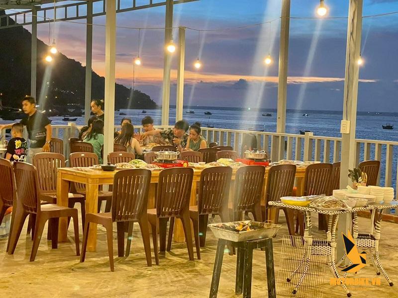 Beach Homestay Hòn Sơn có nhà hàng siêu rộng rãi với nhiều món ăn hấp dẫn