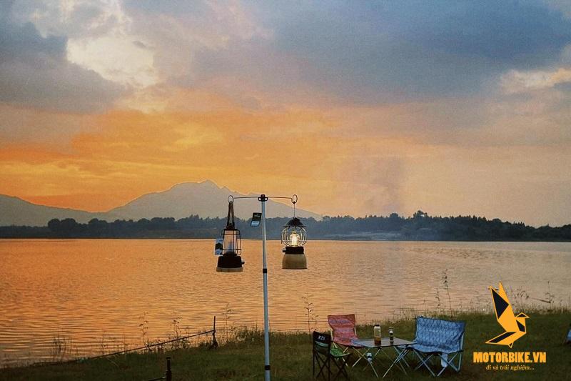 Vừa câu cá, vừa ngắm hoàng hôn cực lãng mạn tại hồ Đồng Mô 