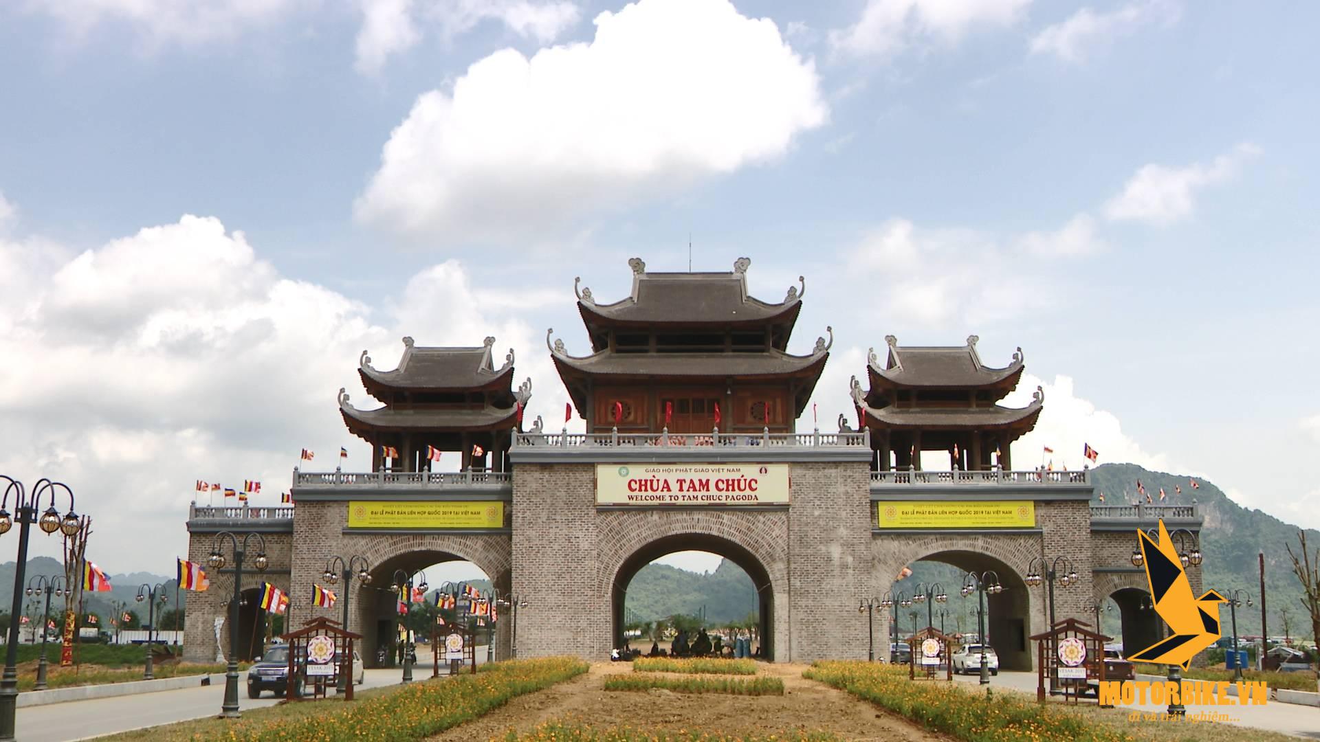 Cổng Tam Quan tại chùa Tam Chúc