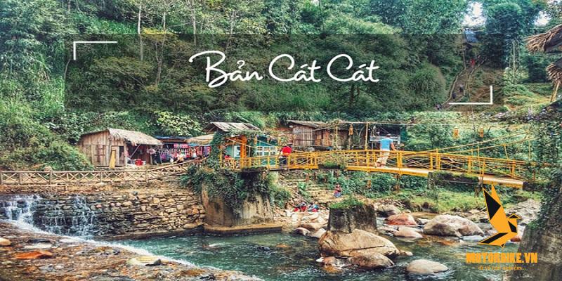 Người Pháp đặt tên cho bản làng này là Cát Cát, bởi trong bản có một thác nước rất đẹp, được đặt tên tiếng Pháp là CatScat.