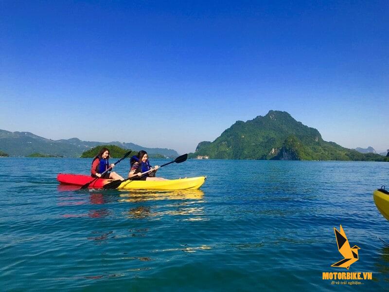 Chèo thuyền kayak cũng là hoạt động thú vị để khám phá Vân Phong