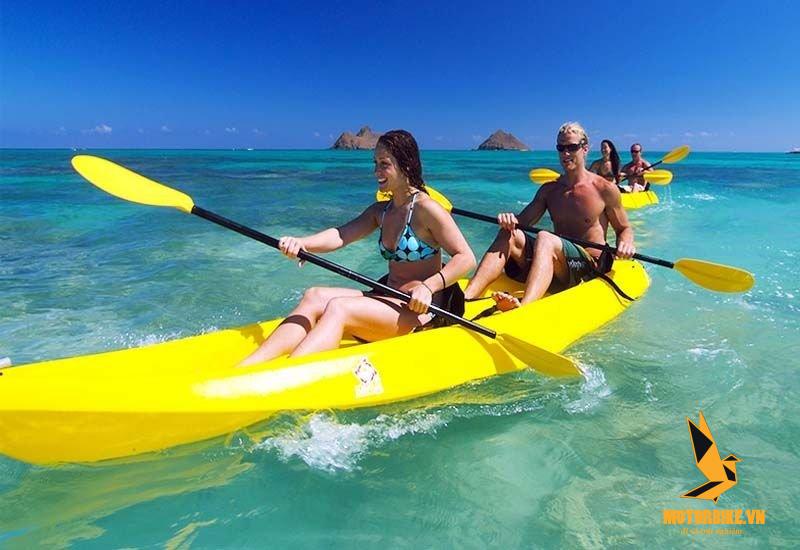Chèo thuyền kayak là hoạt động thú vị trên đảo Hòn Tằm