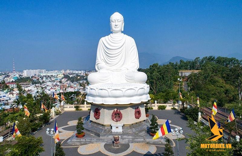 Du khách có thể ngắm toàn cảnh thành phố Nha Trang từ vị trí tượng Phật