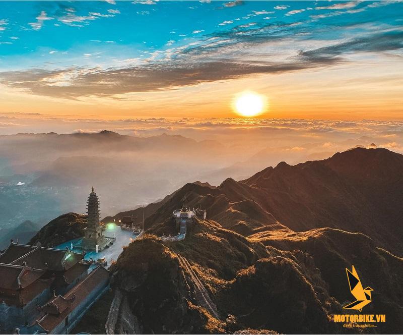 Đỉnh Fansipan được biết đến là Nóc nhà của Đông Dương, cũng là đỉnh núi cao nhất thuộc dãy Hoàng Liên Sơn.