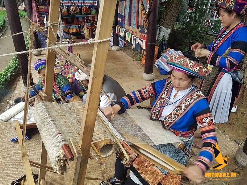 Làng dệt vải lanh Lùng Tám du khách không chỉ bởi truyền thống dệt thổ cẩm