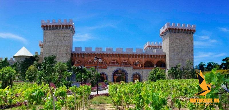 Lâu đài rượu vang được tọa lạc trong khu resort cao cấp Sea Links City