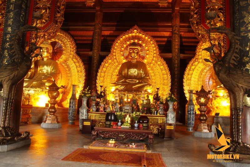 Trong điện Tam Thế được đặt 3 pho t­ượng Tam Thế Phật bằng đồng