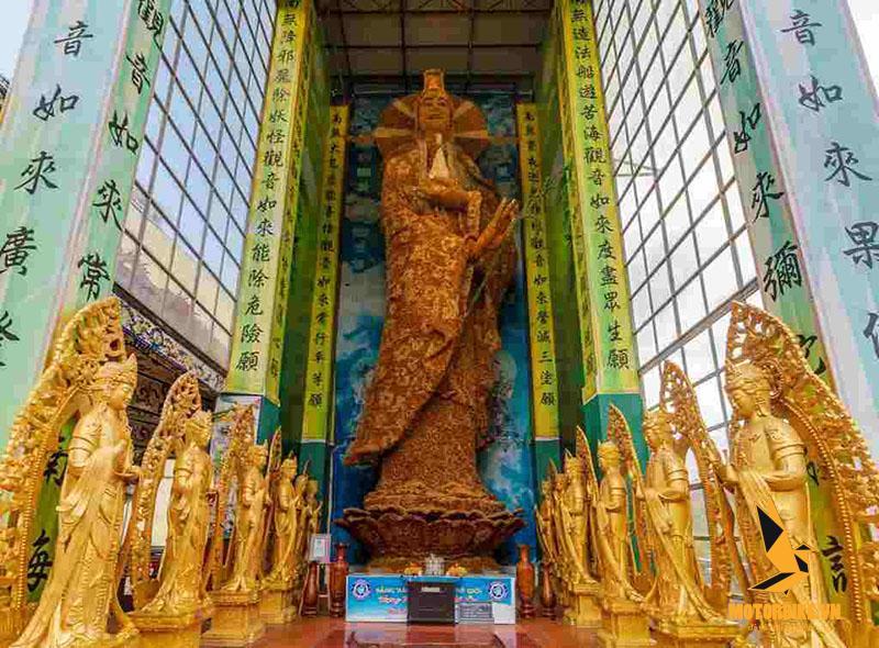 Tượng Phật Mẹ Quán Thế Âm Bồ Tát ở Chùa Ve Chai