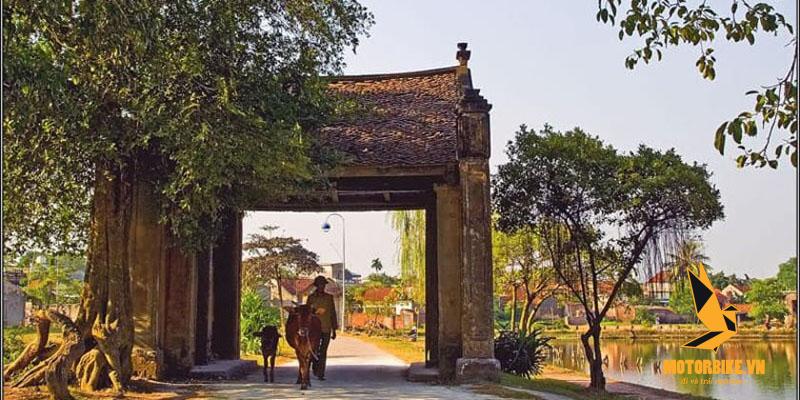Cổng làng Mông Phụ