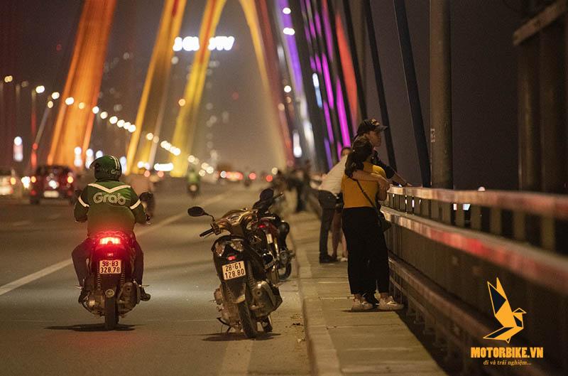 Phượt đêm Hà Nội ở Cầu Nhật Tân
